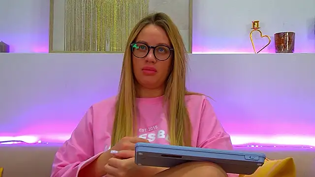 MariaNeumann online show from 02-10-25, 04:41