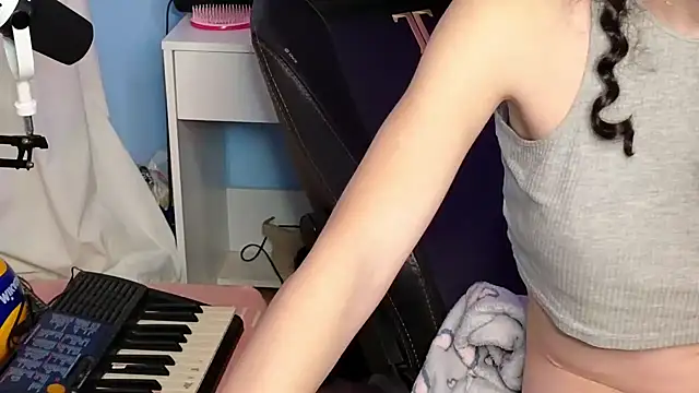 Snapshot of MemiKouki chatting on 11-27-25, 05:04 MemiKouki online show from 11-27-25, 05:04