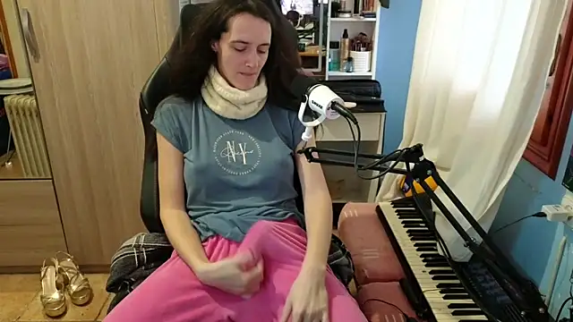 Snapshot of MemiKouki chatting on 12-21-25, 04:03 MemiKouki online show from 12-21-25, 04:03