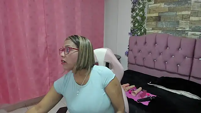 Snapshot of elizabeth_mature23 chatting on 01-07-25, 01:14 elizabeth mature23 online show from 01-07-25, 01:14