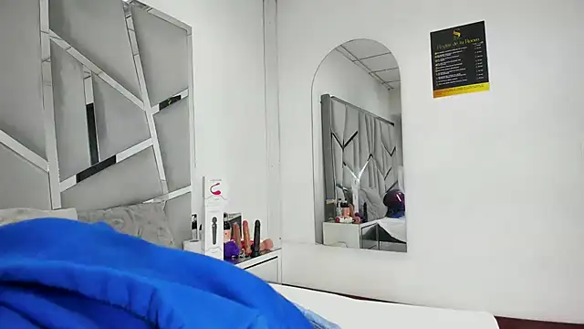 Snapshot of Catherinee69_x chatting on 10-27-25, 03:43 Catherinee69 x online show from 10-27-25, 03:43