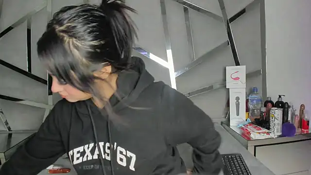 Snapshot of Catherinee69_x chatting on 11-26-25, 04:46 Catherinee69 x online show from 11-26-25, 04:46