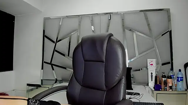 Snapshot of Catherinee69_x chatting on 02-04-26, 04:18 Catherinee69 x online show from 02-04-26, 04:18