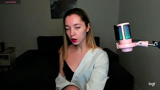 Snapshot of MiaThaine chatting on 12-14-24, 01:59 MiaThaine online show from 12-14-24, 01:59