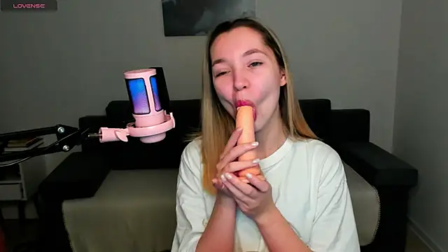 Snapshot of MiaThaine chatting on 12-19-24, 02:46 MiaThaine online show from 12-19-24, 02:46