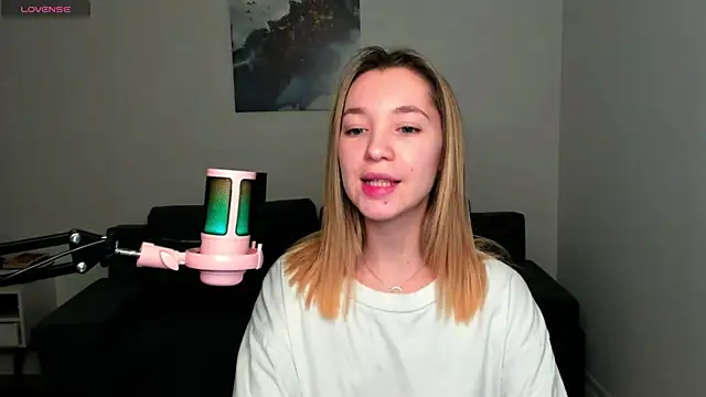 Snapshot of MiaThaine chatting on 12-22-24, 01:23 MiaThaine online show from 12-22-24, 01:23