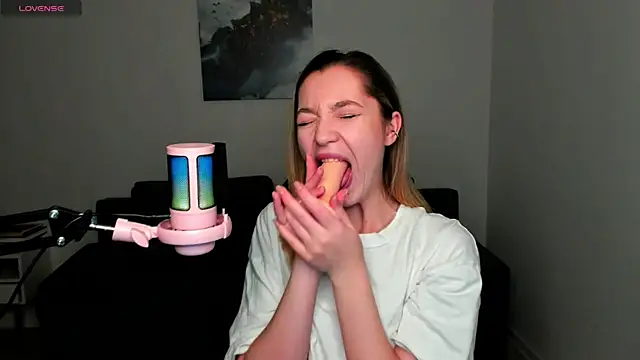 Snapshot of MiaThaine chatting on 12-25-24, 01:20 MiaThaine online show from 12-25-24, 01:20