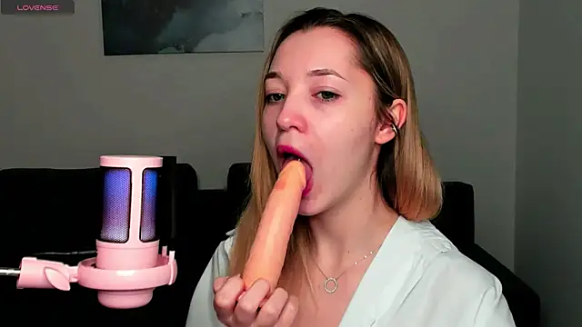 Snapshot of MiaThaine chatting on 12-30-24, 08:04 MiaThaine online show from 12-30-24, 08:04