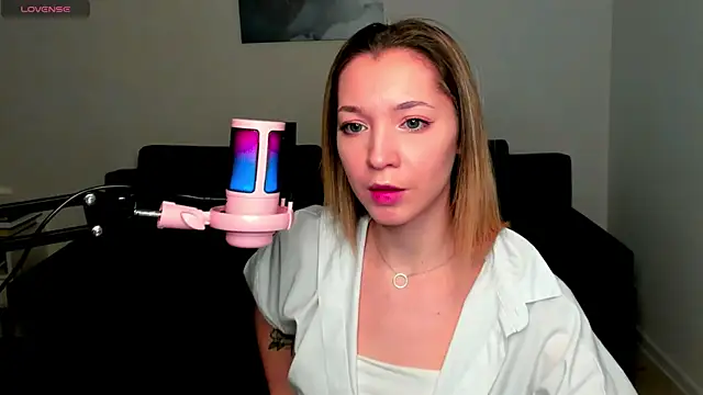 Snapshot of MiaThaine chatting on 01-03-25, 04:00 MiaThaine online show from 01-03-25, 04:00