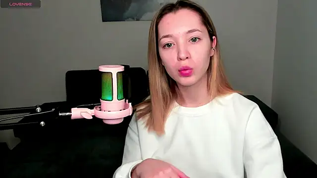 Snapshot of MiaThaine chatting on 01-06-25, 12:57 MiaThaine online show from 01-06-25, 12:57