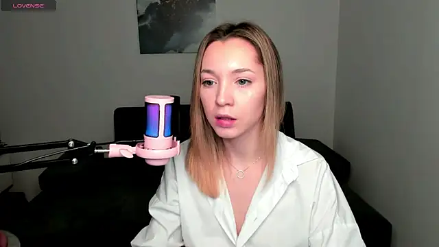 Snapshot of MiaThaine chatting on 01-09-25, 03:47 MiaThaine online show from 01-09-25, 03:47