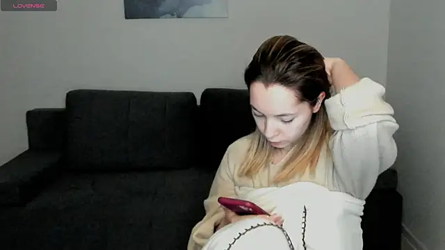 Snapshot of MiaThaine chatting on 01-28-25, 01:18 MiaThaine online show from 01-28-25, 01:18