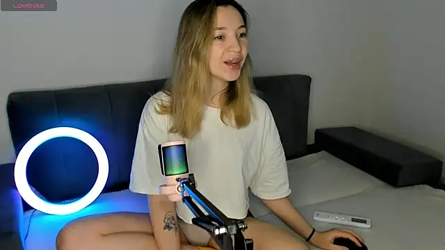 Snapshot of MiaThaine chatting on 02-15-25, 03:06 MiaThaine online show from 02-15-25, 03:06