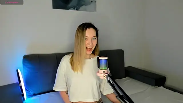 Snapshot of MiaThaine chatting on 02-16-25, 12:41 MiaThaine online show from 02-16-25, 12:41