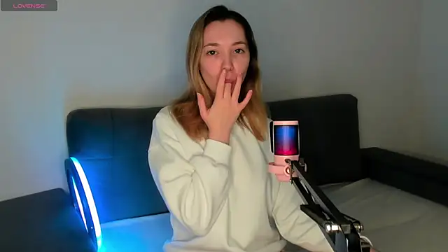 Snapshot of MiaThaine chatting on 02-21-25, 01:44 MiaThaine online show from 02-21-25, 01:44