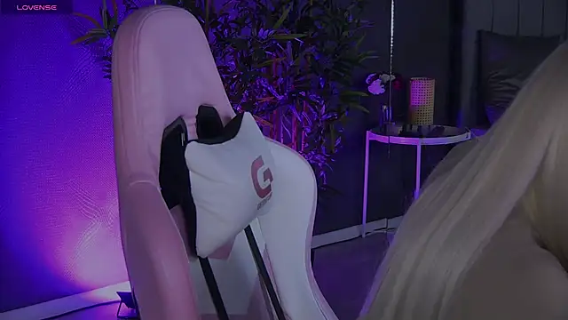 Snapshot of shayblonde chatting on 12-29-24, 09:20 shayblonde online show from 12-29-24, 09:20