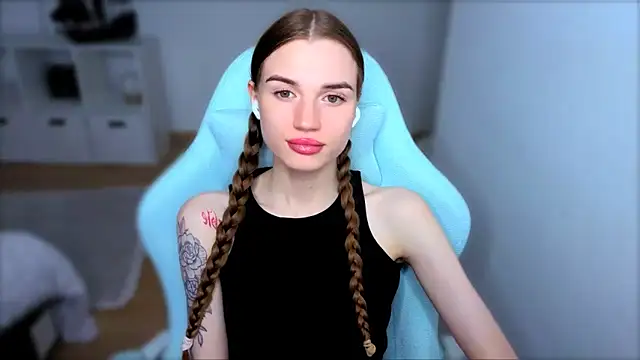 Snapshot of StellaLawless chatting on 10-03-25, 08:28 StellaLawless online show from 10-03-25, 08:28