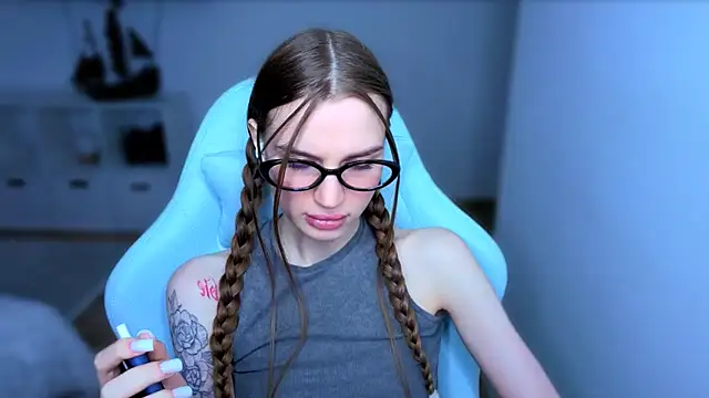 Snapshot of StellaLawless chatting on 10-11-25, 12:15 StellaLawless online show from 10-11-25, 12:15