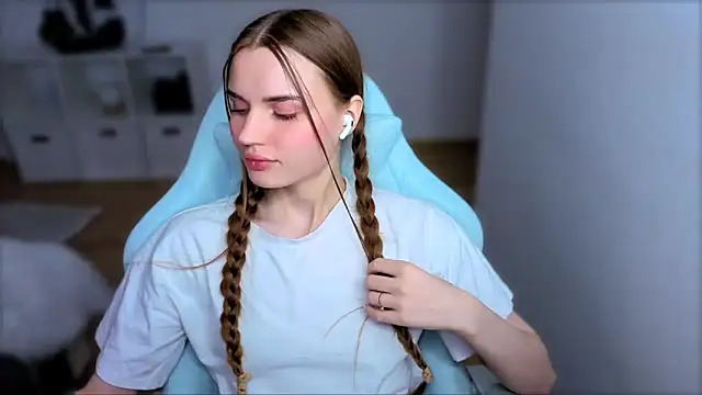 Snapshot of StellaLawless chatting on 10-24-25, 03:41 StellaLawless online show from 10-24-25, 03:41