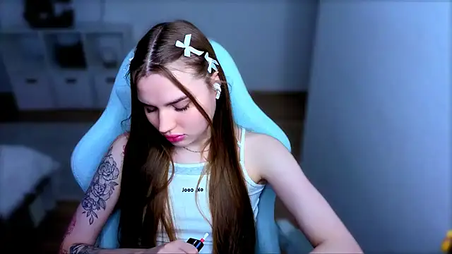 Snapshot of StellaLawless chatting on 11-18-25, 07:40 StellaLawless online show from 11-18-25, 07:40