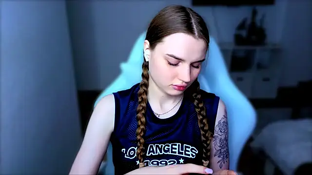 Snapshot of StellaLawless chatting on 12-05-25, 08:27 StellaLawless online show from 12-05-25, 08:27