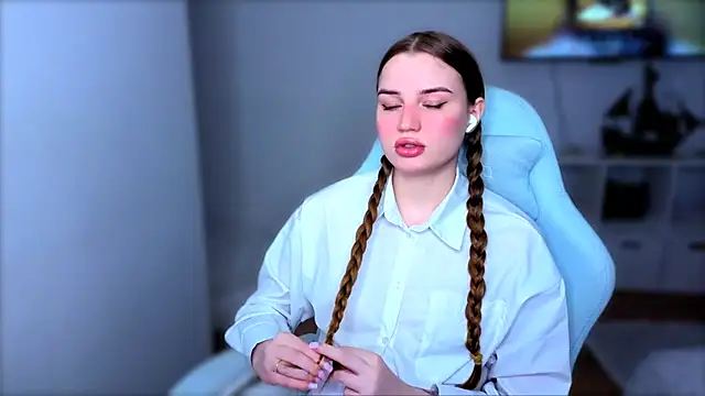 Snapshot of StellaLawless chatting on 12-14-25, 10:42 StellaLawless online show from 12-14-25, 10:42