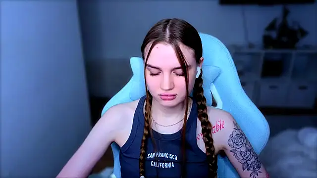 Snapshot of StellaLawless chatting on 12-17-25, 12:33 StellaLawless online show from 12-17-25, 12:33