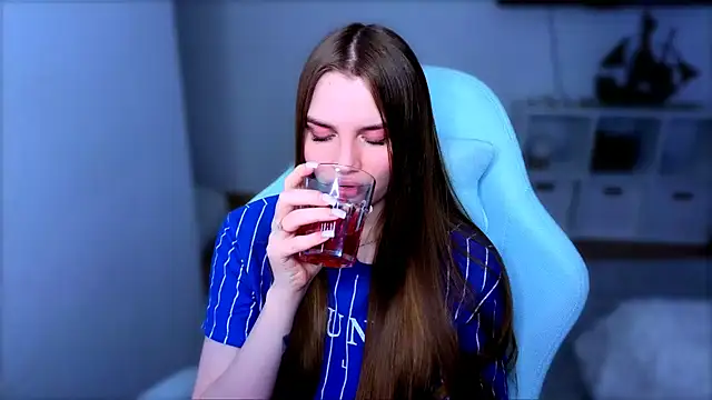 Snapshot of StellaLawless chatting on 12-18-25, 09:21 StellaLawless online show from 12-18-25, 09:21