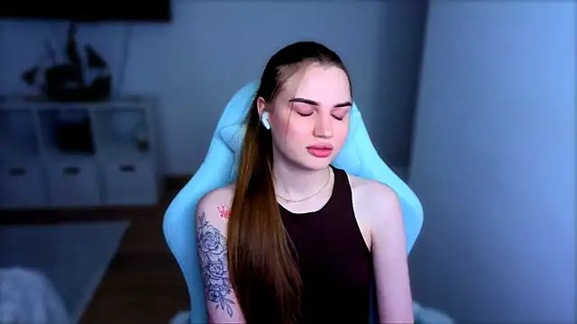 Snapshot of StellaLawless chatting on 12-20-25, 07:43 StellaLawless online show from 12-20-25, 07:43