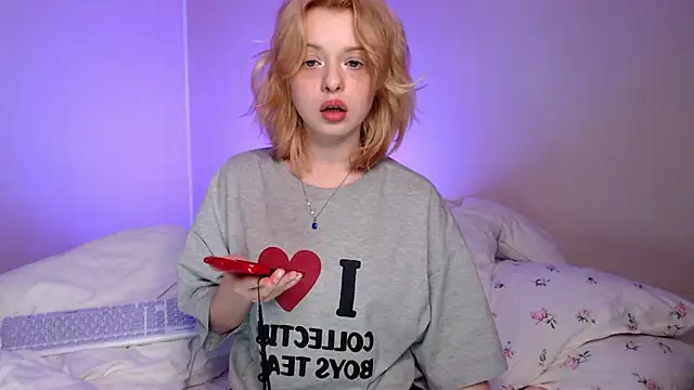 Snapshot of KatieMelone chatting on 10-09-25, 05:22 KatieMelone online show from 10-09-25, 05:22