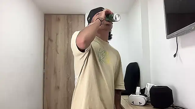 Snapshot of bob_petterson chatting on 09-28-25, 04:18 bob petterson online show from 09-28-25, 04:18