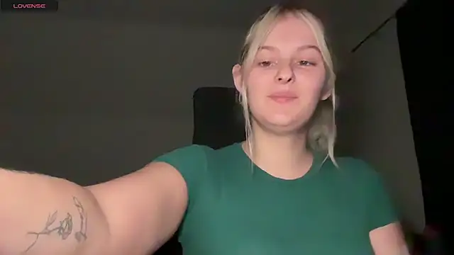 Snapshot of Allylove03 chatting on 09-19-25, 06:08 Allylove03 online show from 09-19-25, 06:08