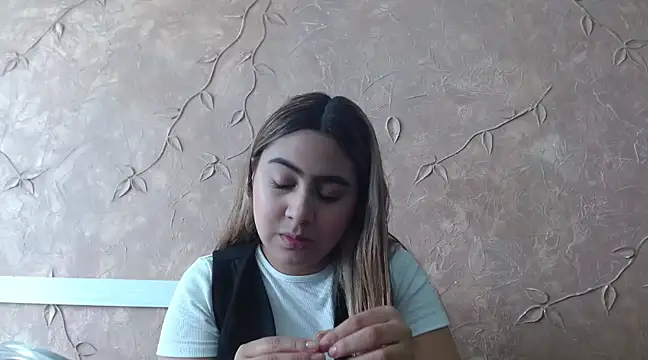 Snapshot of Miabonnett_ chatting on 02-04-25, 01:16 Miabonnett online show from 02-04-25, 01:16