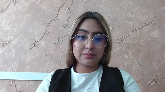 Snapshot of Miabonnett_ chatting on 02-04-25, 04:18 Miabonnett online show from 02-04-25, 04:18