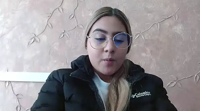 Snapshot of Miabonnett_ chatting on 02-09-25, 01:46 Miabonnett online show from 02-09-25, 01:46