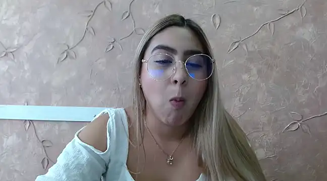 Snapshot of Miabonnett_ chatting on 02-11-25, 04:13 Miabonnett online show from 02-11-25, 04:13