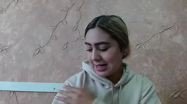 Snapshot of Miabonnett_ chatting on 02-13-25, 01:15 Miabonnett online show from 02-13-25, 01:15