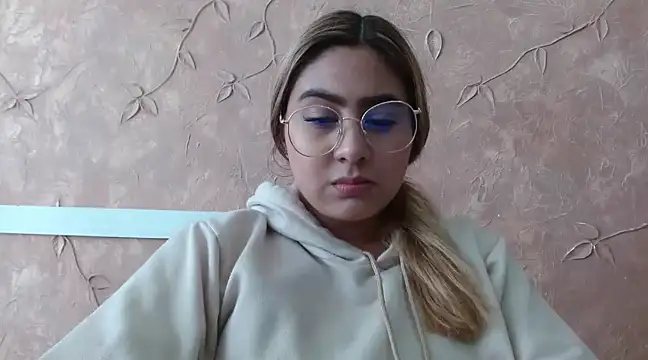 Snapshot of Miabonnett_ chatting on 02-13-25, 04:17 Miabonnett online show from 02-13-25, 04:17