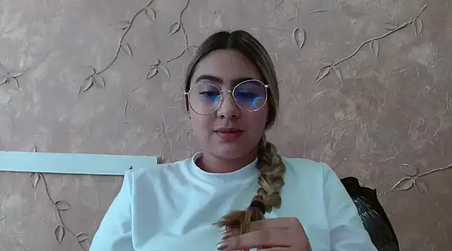 Snapshot of Miabonnett_ chatting on 02-17-25, 04:26 Miabonnett online show from 02-17-25, 04:26