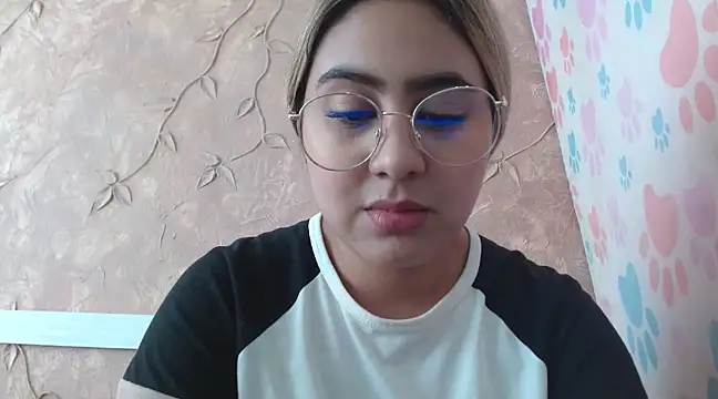 Snapshot of Miabonnett_ chatting on 02-19-25, 03:05 Miabonnett online show from 02-19-25, 03:05