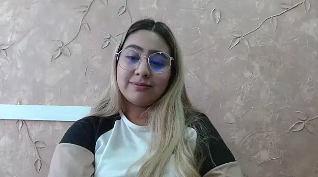 Snapshot of Miabonnett_ chatting on 02-19-25, 06:10 Miabonnett online show from 02-19-25, 06:10