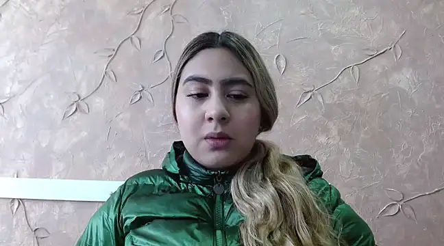 Snapshot of Miabonnett_ chatting on 02-20-25, 12:04 Miabonnett online show from 02-20-25, 12:04