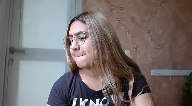 Snapshot of Miabonnett_ chatting on 02-20-25, 03:08 Miabonnett online show from 02-20-25, 03:08