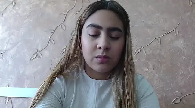 Snapshot of Miabonnett_ chatting on 02-21-25, 12:06 Miabonnett online show from 02-21-25, 12:06