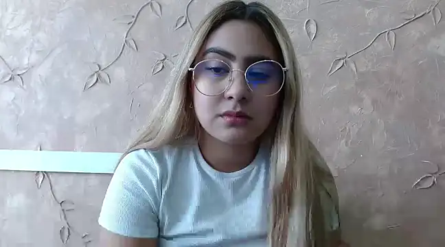 Snapshot of Miabonnett_ chatting on 02-21-25, 03:10 Miabonnett online show from 02-21-25, 03:10