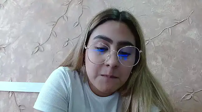 Snapshot of Miabonnett_ chatting on 02-21-25, 06:15 Miabonnett online show from 02-21-25, 06:15