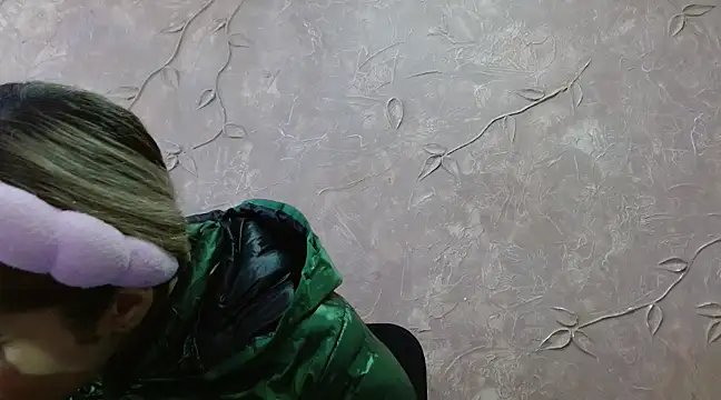 Snapshot of Miabonnett_ chatting on 02-22-25, 12:08 Miabonnett online show from 02-22-25, 12:08