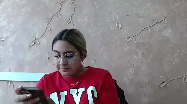 Snapshot of Miabonnett_ chatting on 02-24-25, 06:15 Miabonnett online show from 02-24-25, 06:15