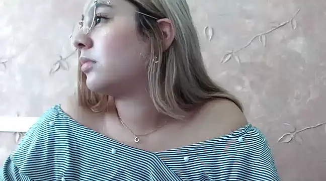 Snapshot of Miabonnett_ chatting on 02-26-25, 03:08 Miabonnett online show from 02-26-25, 03:08