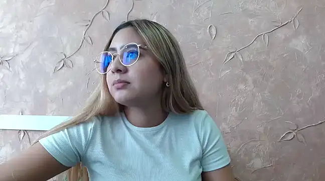 Snapshot of Miabonnett_ chatting on 02-27-25, 03:05 Miabonnett online show from 02-27-25, 03:05